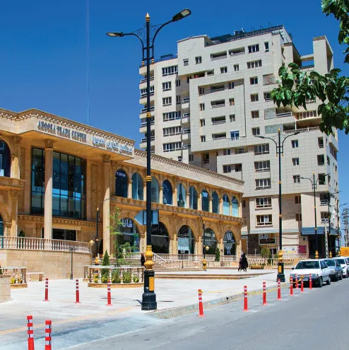 پایه‌ی کلاسیک کنار ساختمان